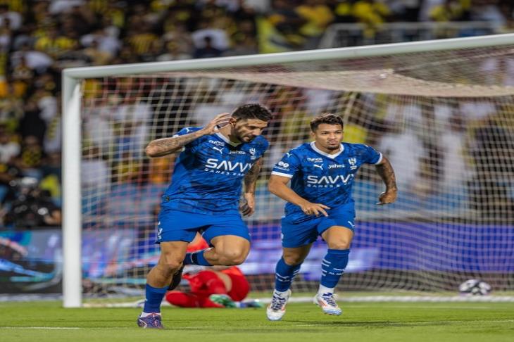 الهلال يضرب اتحاد جدة بثلاثية وينفرد بقمة الدوري السعودي